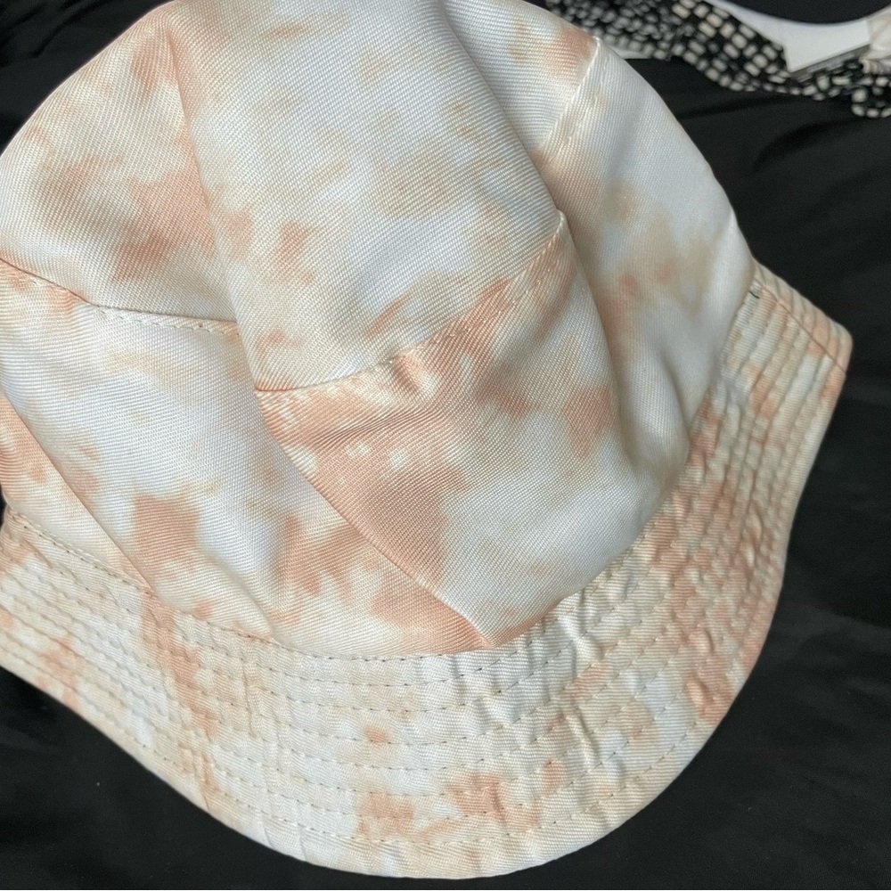 Reversible bucket hat
